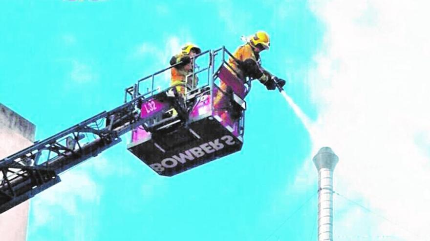 Bomberos trabajan en la extinción del incendio.