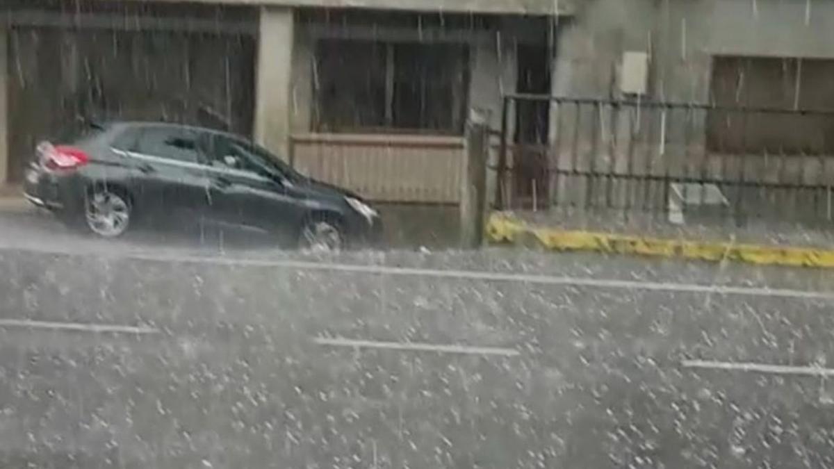 El granizo hizo acto de presencia en San Xoán de Río.  | // FDV