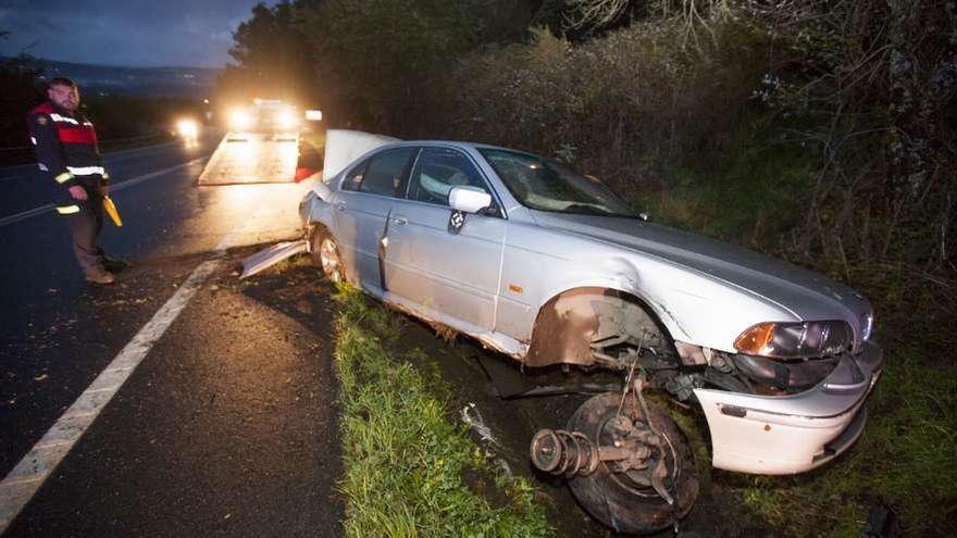 Accidente en la carretera A Estrada-Santiago   |  La carretera autonómica PO-841 registró ayer, minutos antes de las 20.00 horas, un accidente a la altura de la parroquia estradense de Baloira. Un turismo que circulaba en dirección al casco urbano estradense se salió de la vía y sufrió importantes daños materiales. Los ocupantes del vehículo fueron conducidos al Punto de Atención Continuada (PAC).