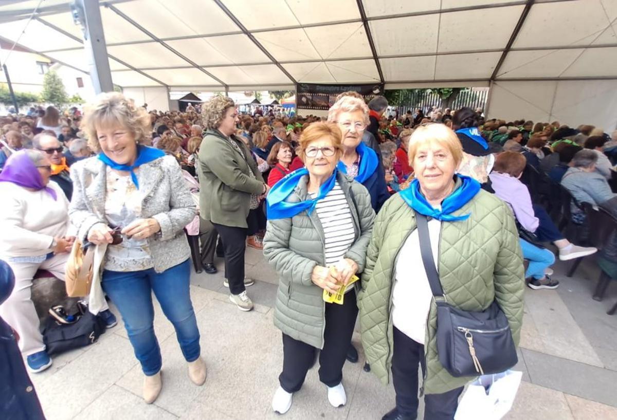 Arriba, un grupo de vecinas de Corvera. Abajo, Adrián Barbón saludando a una vecina de Pola de Laviana. | D. M.