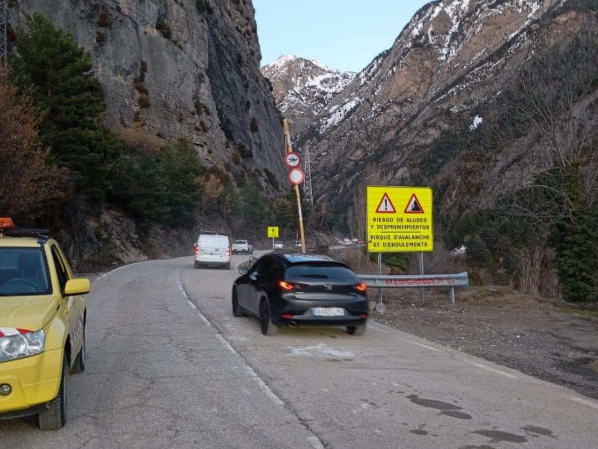 Los coches ya vuelven a circular por la carretera que da acceso al balneario, este lunes.