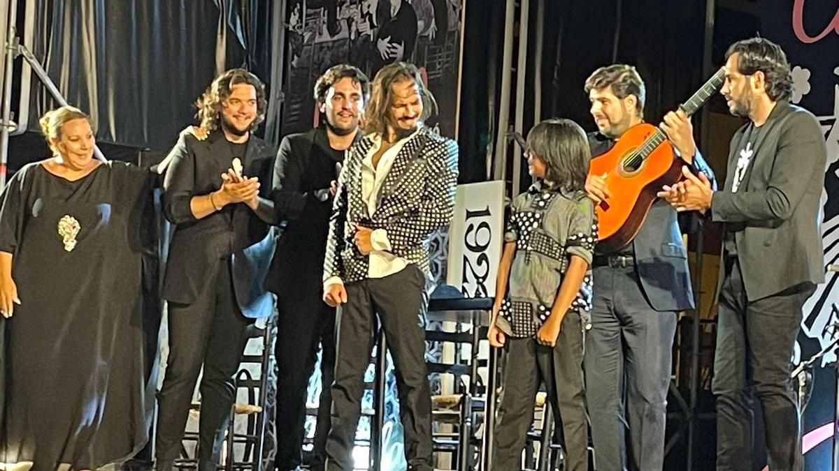 Farruquito junto a su hijo durante un momento de la actuación.