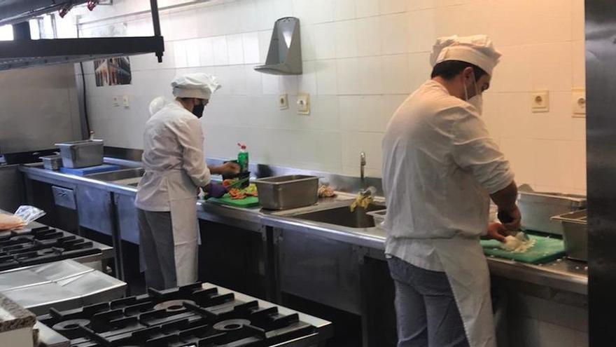 Estudiantes en las cocinas, en la vuelta a la actividad presencial.