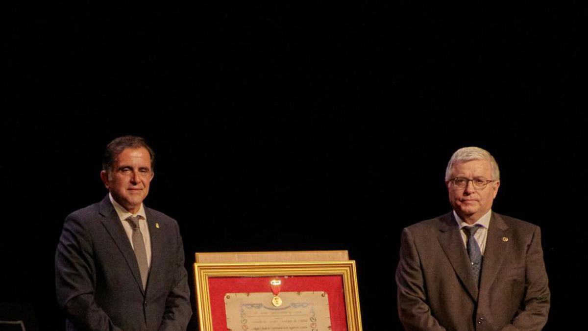 El alcalde de Murcia entrega la distinción al presidente de Coemur. | D.T.