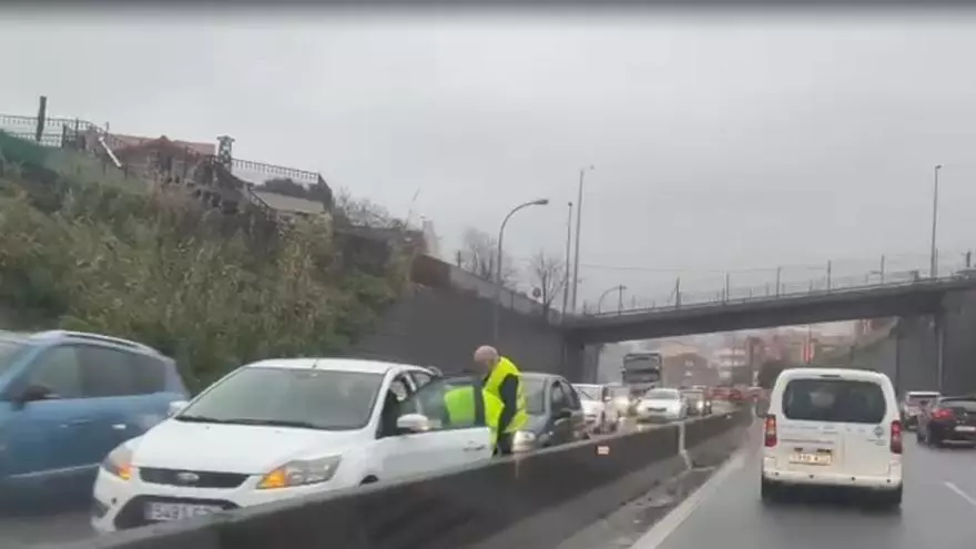 Colapso en la AP-9 a la entrada y salida de Vigo tras varios accidentes a primera hora