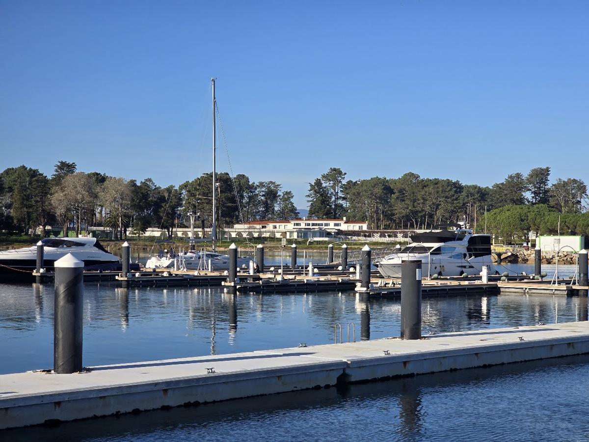 El puerto deportivo. Al fondo, el Beach Club La Toja.