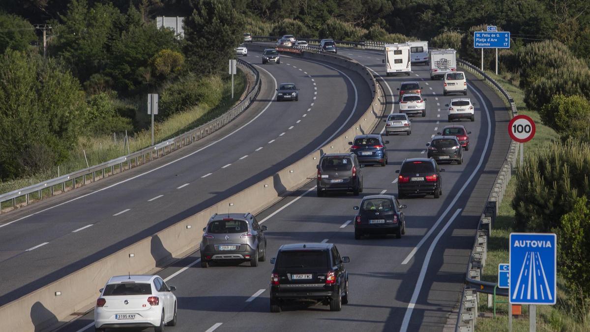 Coches en la C-65, en dirección a la Costa Brava