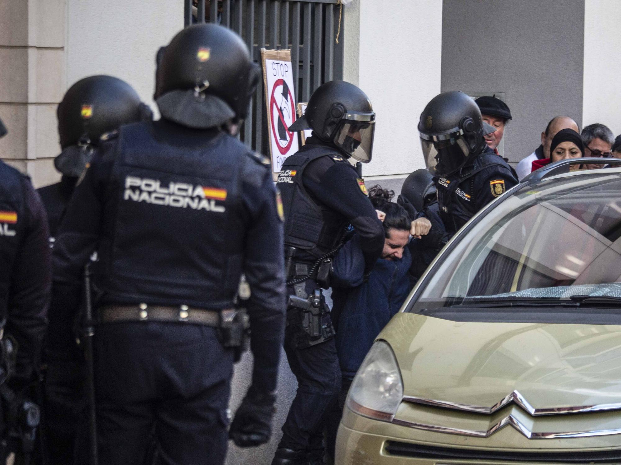 Tensión en Alicante por el desahucio a una pensionista en una vivienda propiedad de un fondo buitre