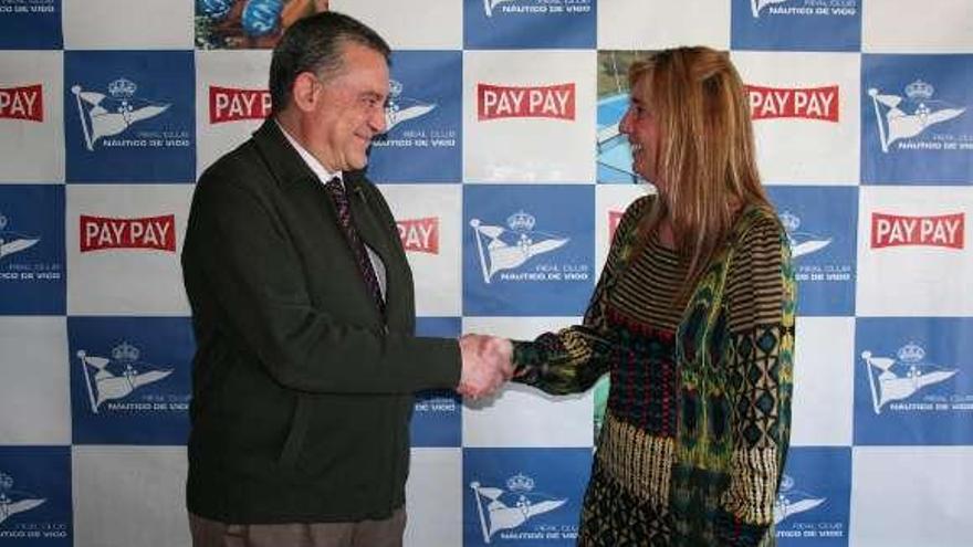 José Andrés Mencía y Viviana García, tras la firma del patrocinio.