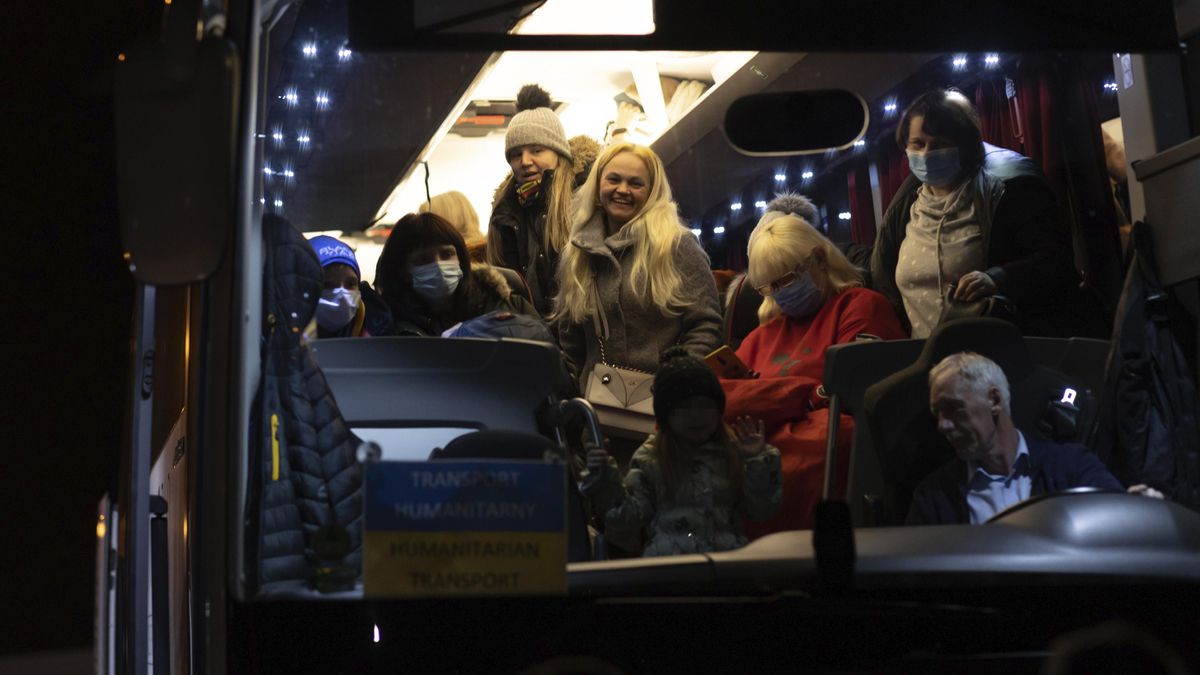 Málaga continúa con la acogida de ucranianos tras llegar 47 en un autobús.