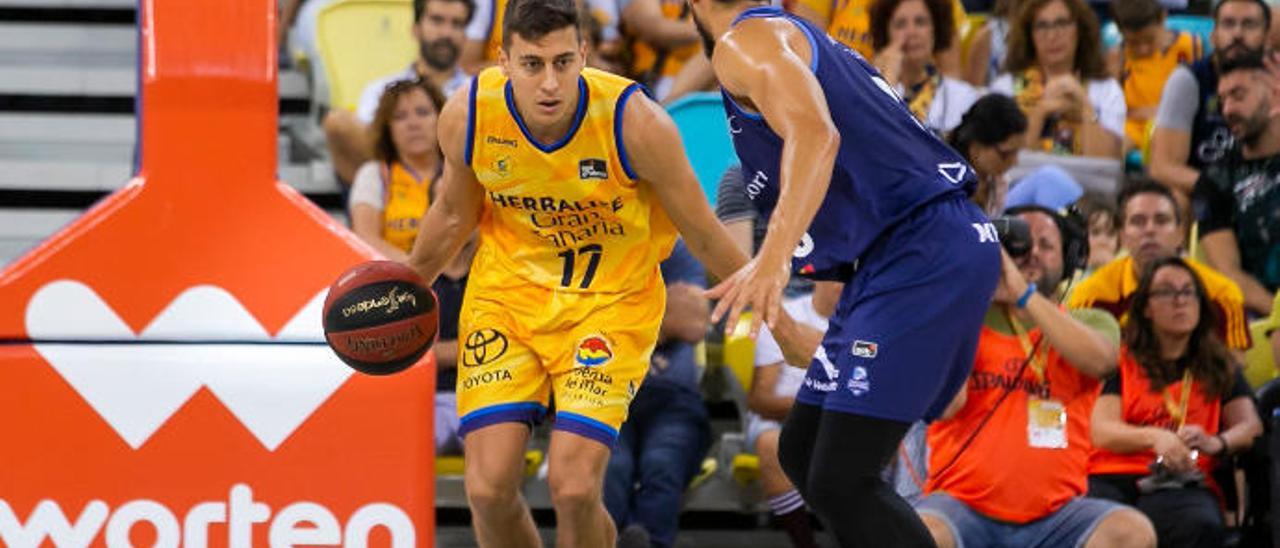 Fabio Santana intenta subir el balón presionado por un jugador del Andorra, el pasado domingo.