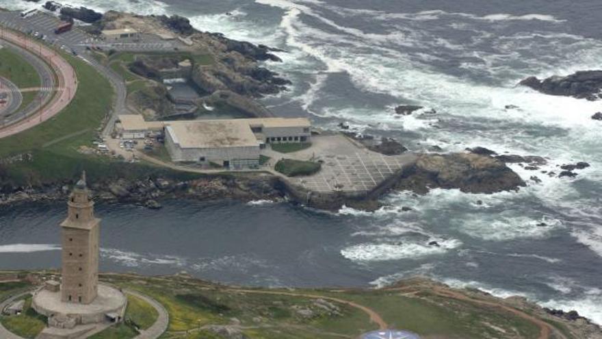 Vista aérea de la Torre de Hércules y el Aquarium de A Coruña.