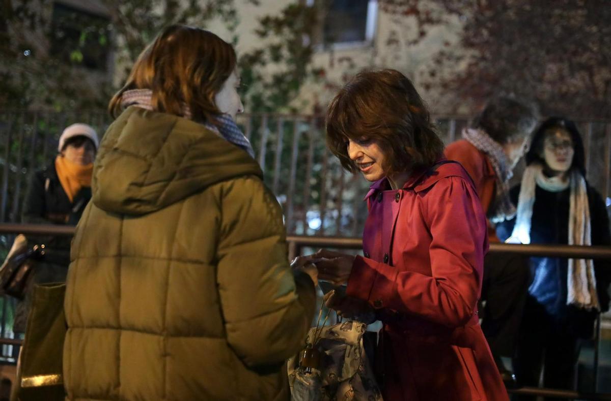 En imágenes | Decenas de personas se manifiestan contra los recortes en la Biblioteca de Aragón en Zaragoza