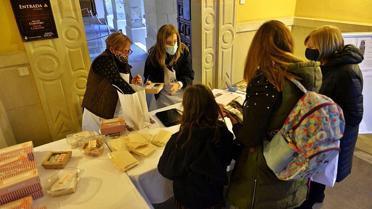 Voluntarias de las Damas de Santa Clara vendiendo dulces de Las Clarisas este fin de semana.