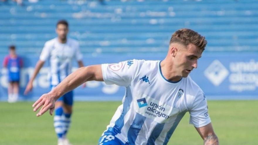 Raúl Alcaina, durante un partido con el Alcoyano, y Luis Quintero, con la camiseta del Amorebieta. |  // L. O.