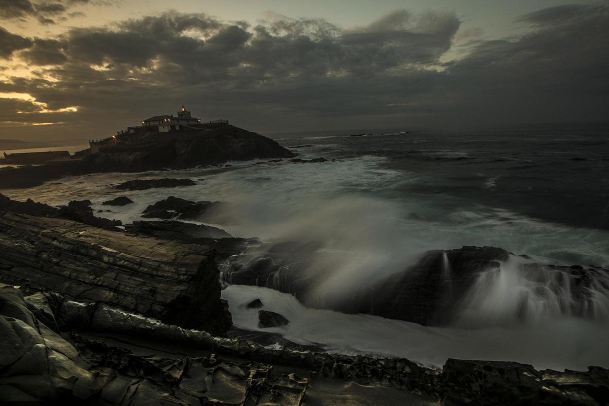 Faro de Tapia de Casariego al atardecer