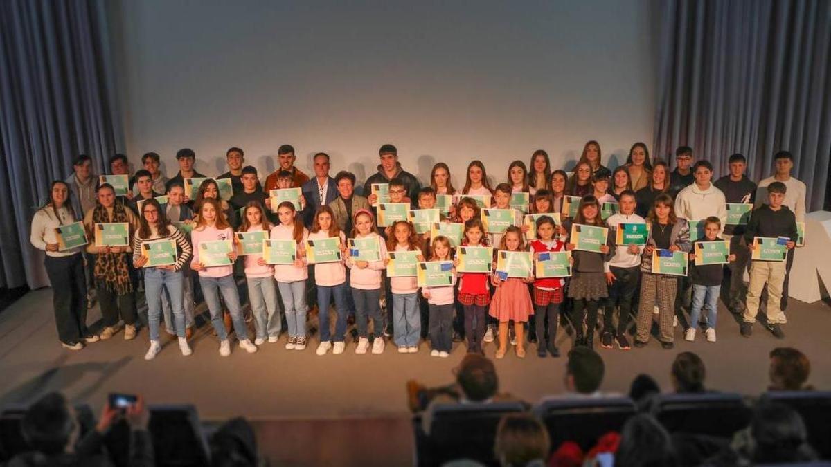 Foto de archivo de entrega de becas a jóvenes deportistas de Onda.