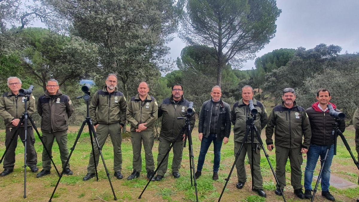Agentes de Medio Ambiente posan con telescopios y prismáticos.