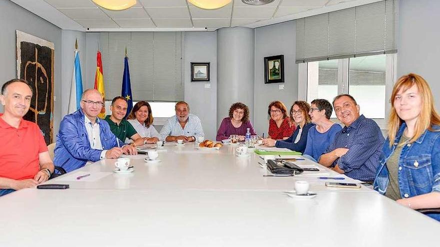 El alcalde de Culleredo, al fondo, entre la concejal de Educación y la vicepresidenta provincial, ayer.