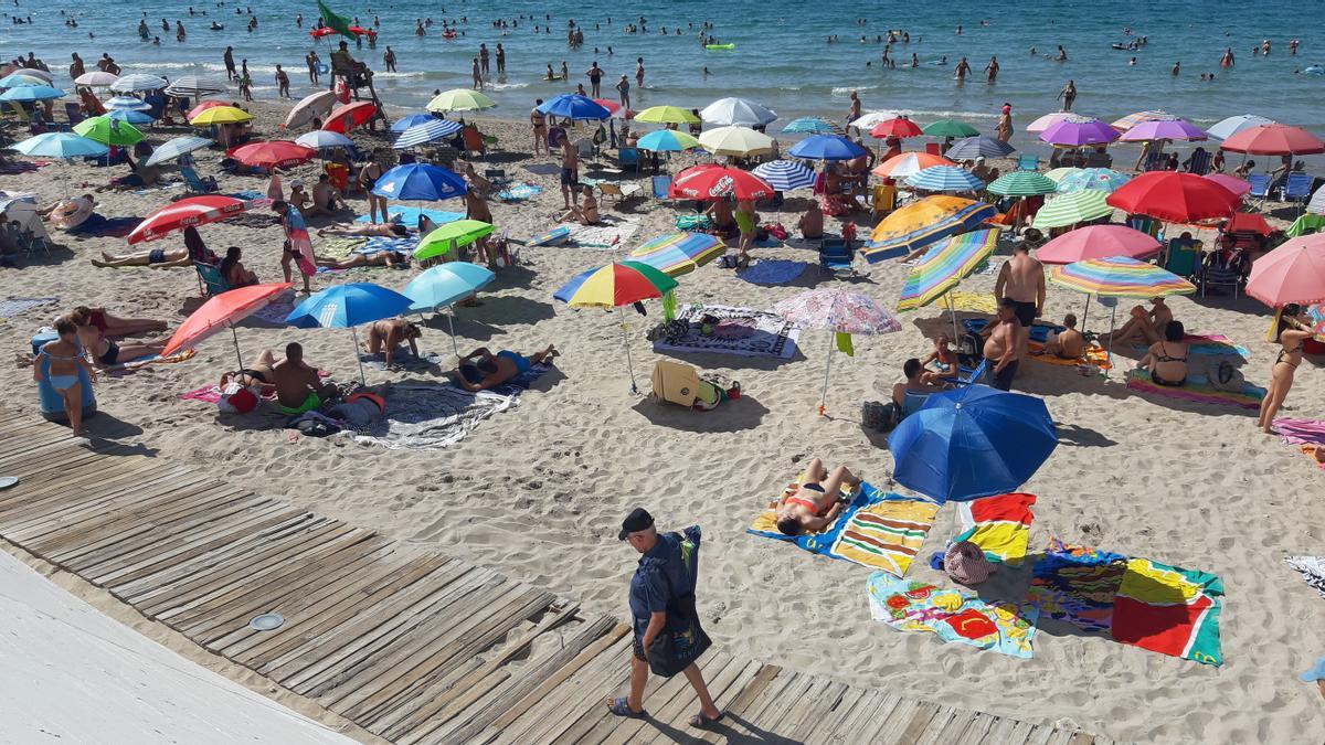 La pasarela de Poniente con desperfectos en las maderas.