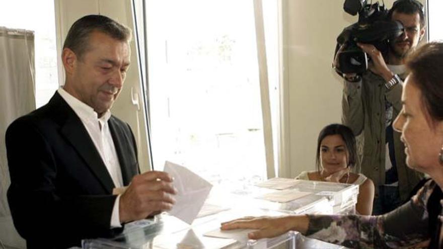 El candidato de CC a la Presidencia del Gobierno de Canarias, Paulino Rivero, introduce la papeleta con su voto en la urna del colegio electoral de El Sauzal (Tenerife) esta mañana durante la jornada de elecciones autonómicas y municipales que se celebra hoy.