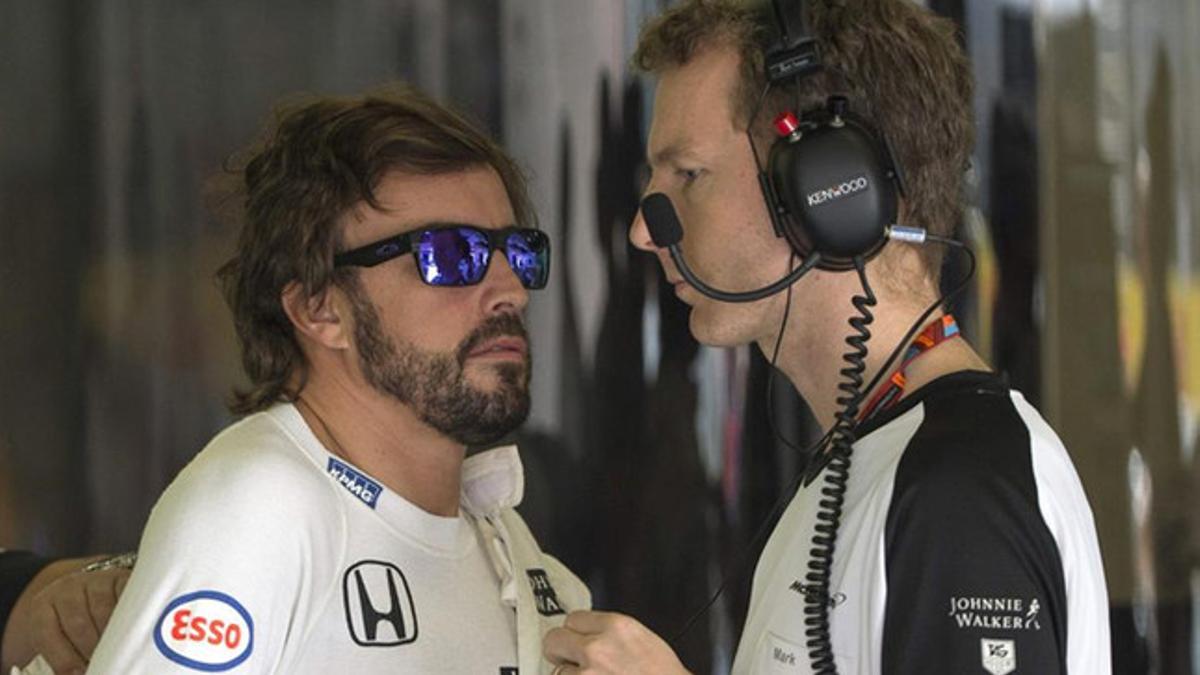 Fernando Alonso, en el box de McLaren