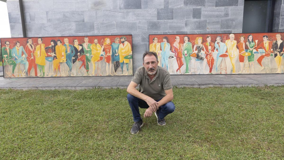 Juanjo Requejo, posando con las dos piezas que conforman el mural de José Vivancos que adornaba la pared del célebre bar Pick-Up.