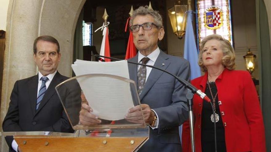 El presidente del Celta, Carlos Mouriño, lee su pregón flanqueado por el alcalde de Vigo, Abel Caballero, y la presidenta de la Cofradía del Cristo, Marora Martín-Caloto. // Jorge Santomé