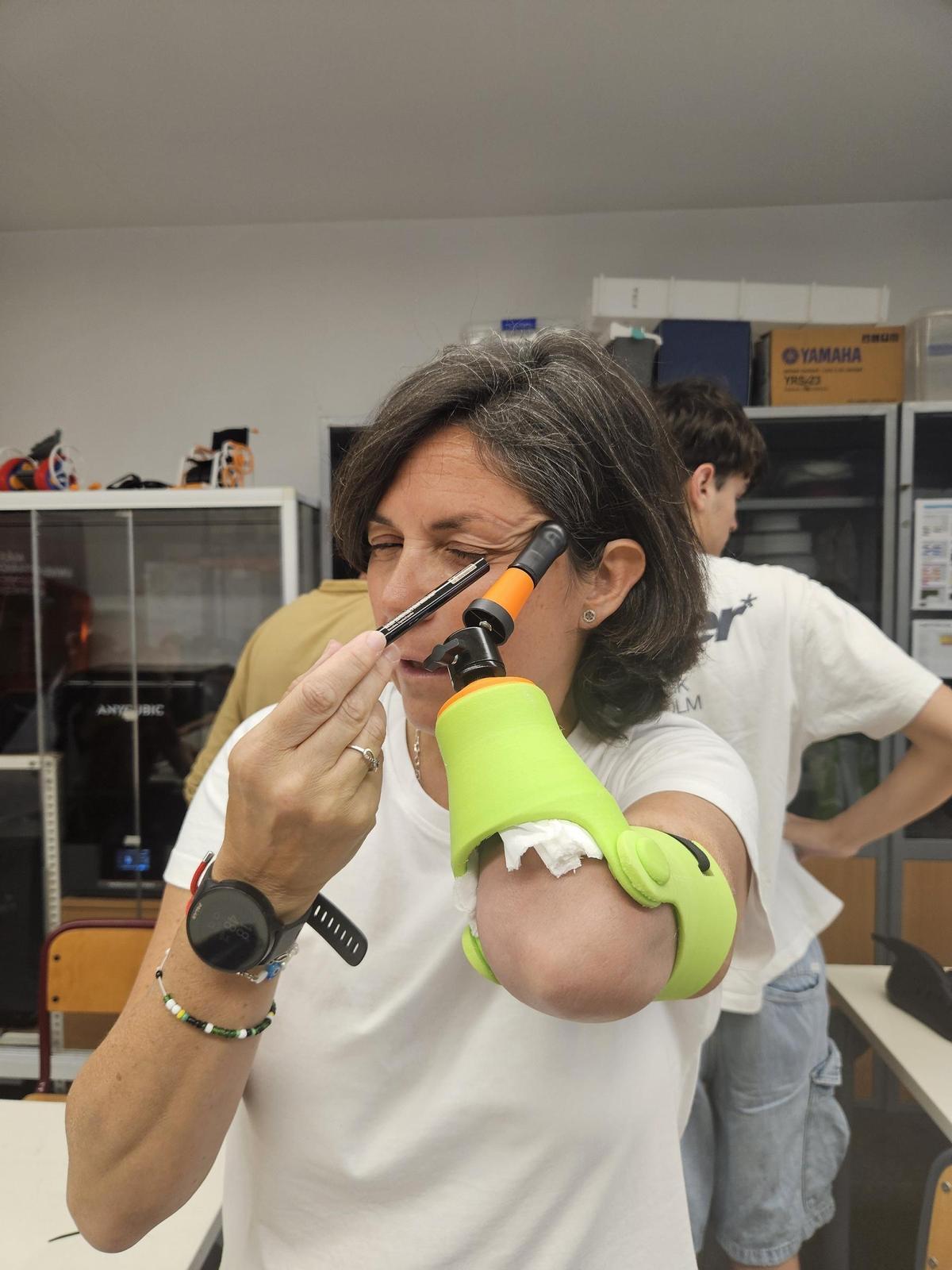 El prototipo también ayuda a maquillarse