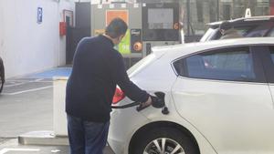 La OCU analiza las cadenas de gasolineras más baratas del país y publica un ranking de todas ellas.