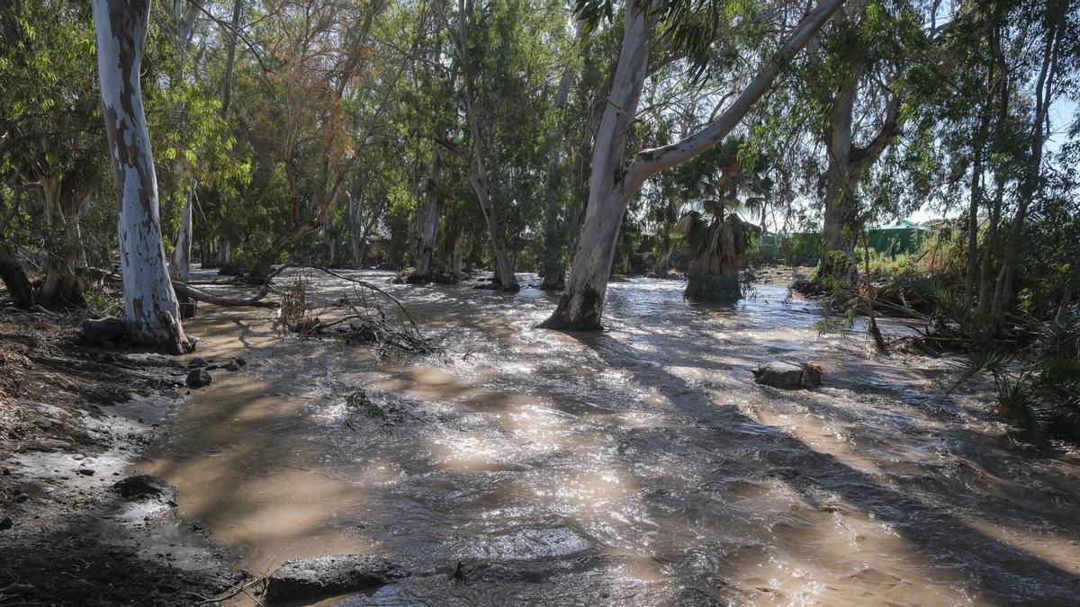 Desbordamiento por la borrasca Therese del barranco que separa los municipios de Mogán y San Bartolomé de Tirajana