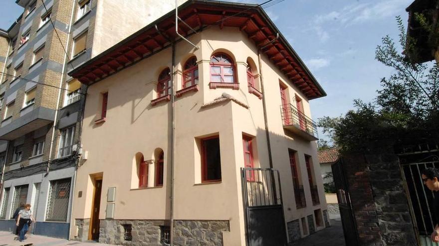 El edificio rehabilitado como centro de estudios de la asturianada, en la calle Numa Guilhou de Mieres.