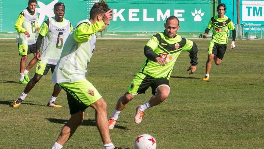 Los futbolistas del Elche, durante un entrenamiento en el campo anexo