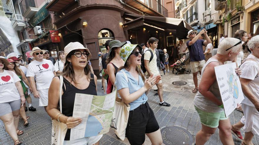 VÍDEO | Medio centenar de personas pasean por Palma disfrazados de “guiris” para protestar contra la saturación turística