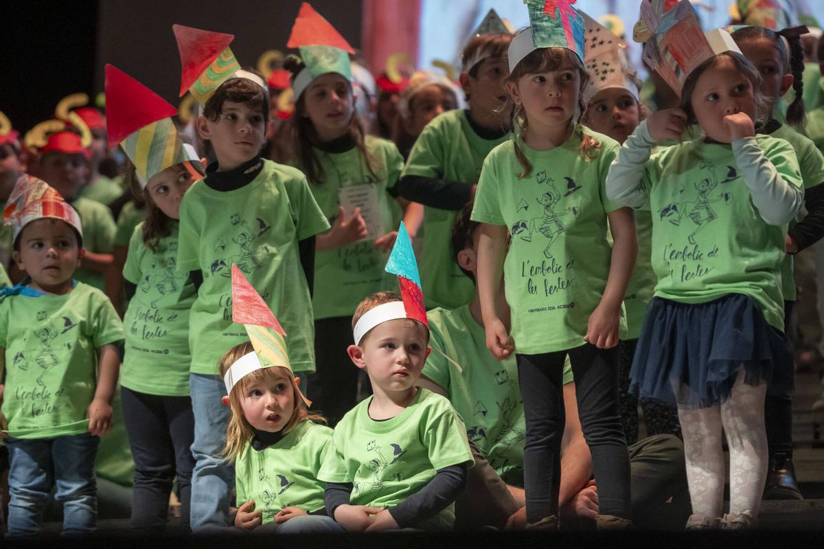 Infants canten i riuen amb les peripècies del conte “L’embolic de les festes” Infants canten i riuen amb les peripècies del conte “L’embolic de les festes”