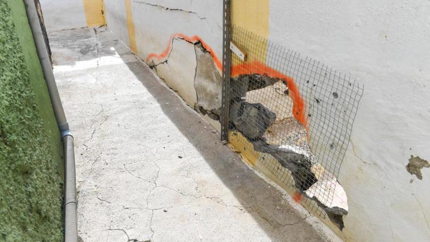 Muro caído del Colegio Publico del barrio teldense de La Higuera Canaria