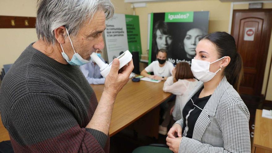 Un usuario de deshabituación tabáquica de la AECC con un medidor de dióxido de carbono. | // P. H. GAMARRA