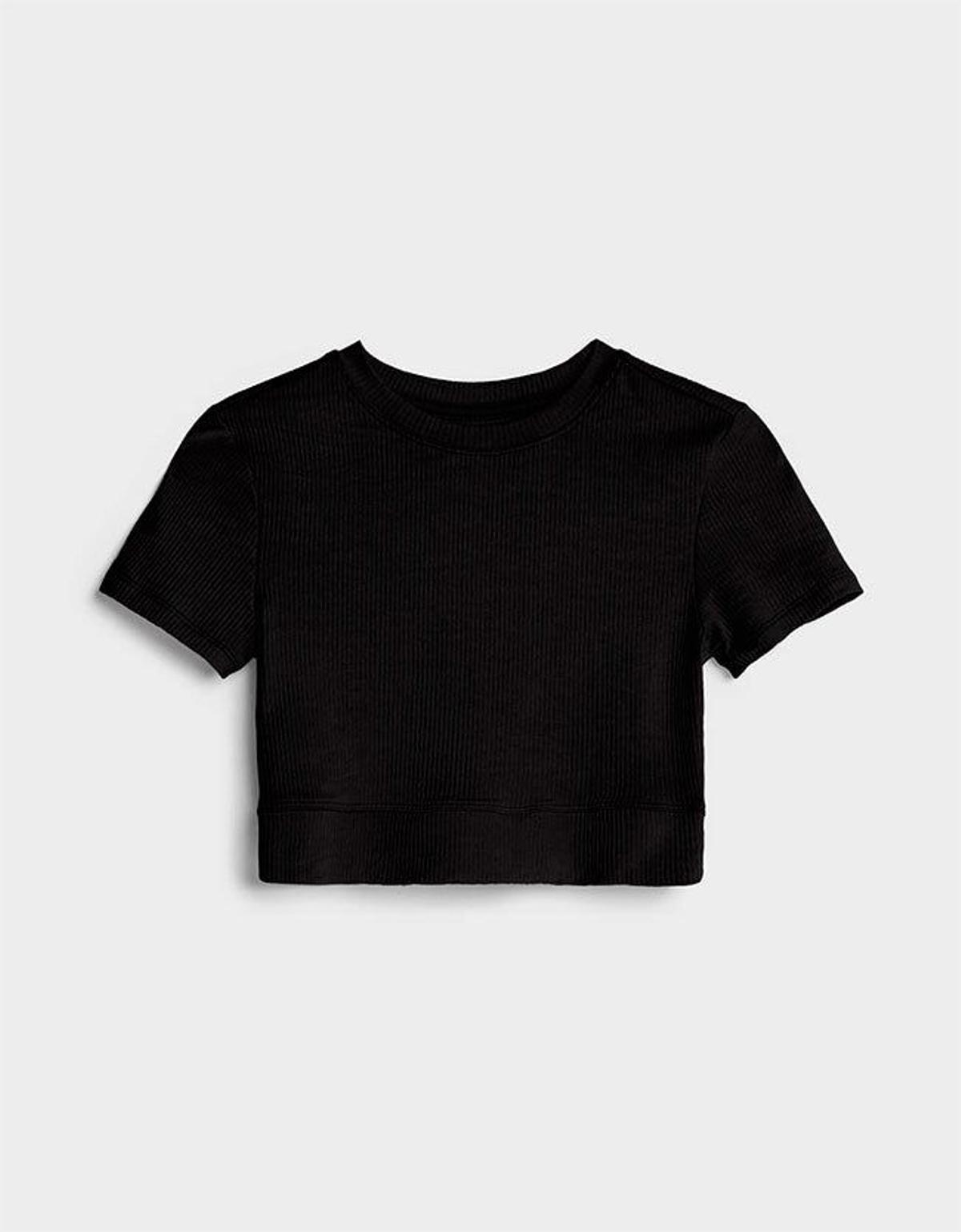 Camiseta técnica negra de Bershka. (Precio: 9,99 euros)