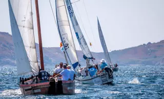 Las aguas de O Grove rinden culto a los barcos clásicos