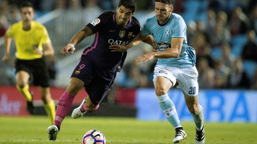 Sergi Gómez disputa un balón a Luis Suárez en la última visita del Barcelona al estadio de Balaídos. // Reuters