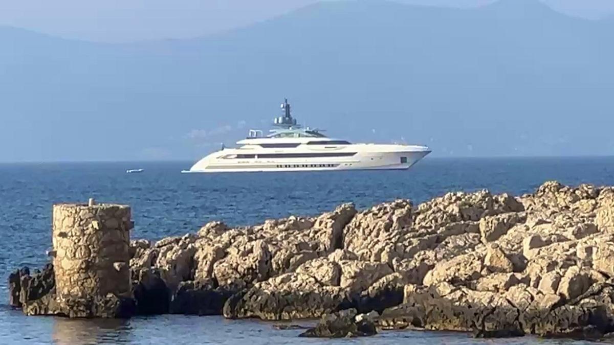 El superiot davant del nucli antic de l'Escala.