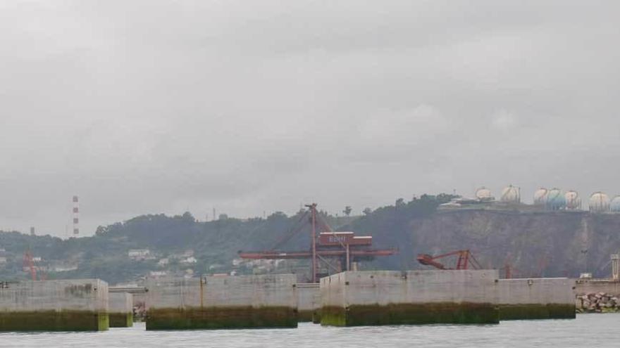 Cajones de hormigón prefondeados junto al dique Príncipe de Asturias antes de su colocación en el Dique Norte.