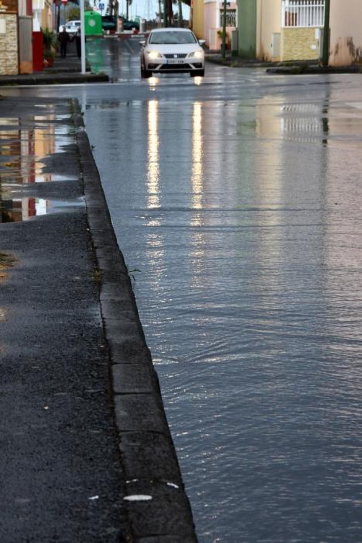 03/04/2019 VECINDARIO. SANTA LUCIA DE TIRAJANA.   Lluvia en Vecindario. Calle de Doctoral. Fotógrafa: YAIZA SOCORRO.  | 03/04/2019 | Fotógrafo: Yaiza Socorro