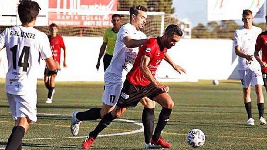 Un lance de juego del encuentro amistoso de pretemporada que ayer tarde disputaron en Santa Eulària los equipos de la Peña Deportiva y del Formentera.