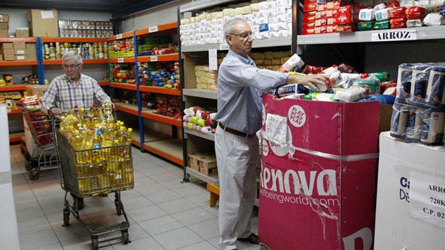 Voluntarios en el almacén de Sárdoma del Banco de Alimentos. // R. Grobas