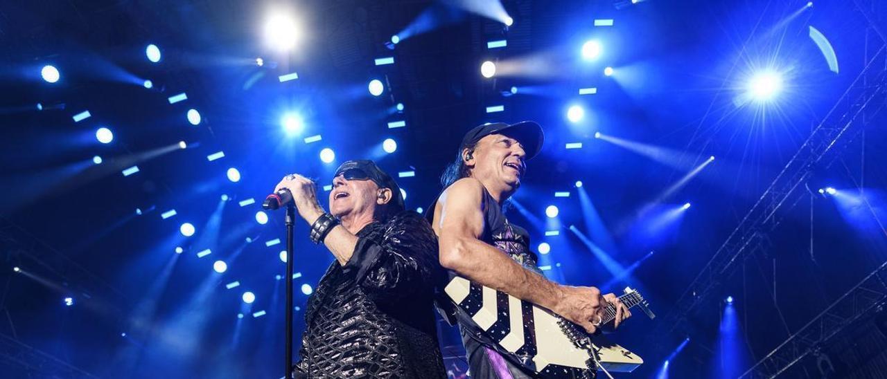 Klaus Meine y Rudolf Schenker, de Scorpions, durante su concierto de anoche en el Rock Imperium.