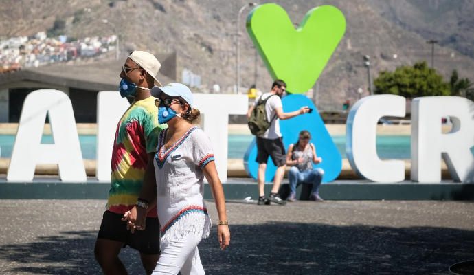 Personas en Santa Cruz de Tenerife con mascarillas