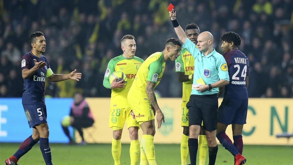 Chapron le muestra la tarjetas roja a Diego Carlos, central del Nantes