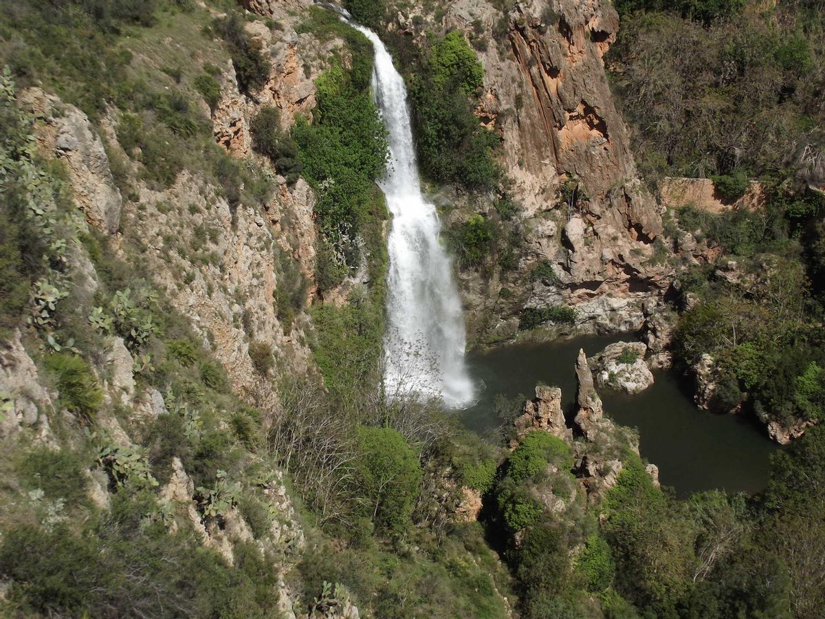 Impresionante cascada de agua de 25 metros de altura