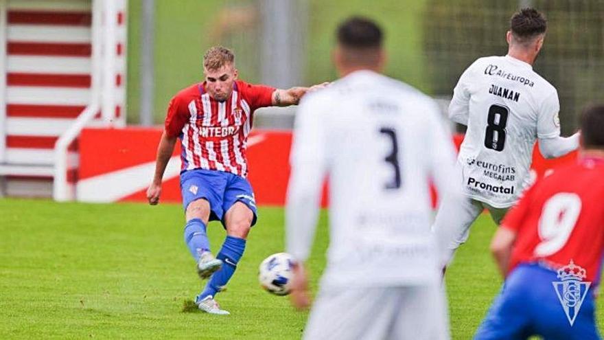 César golpea un balón durante el partido Sporting B-Zamora.